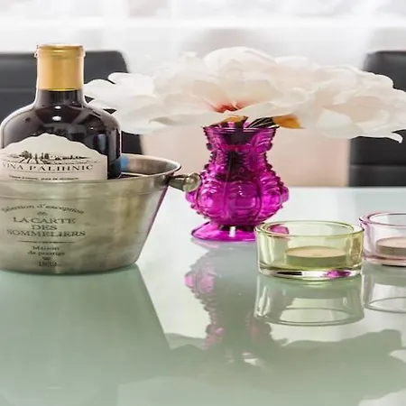 Hope St - Two Bedroom With Balcony Apartment *