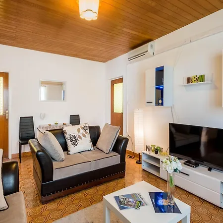 Hope St - Two Bedroom With Balcony *