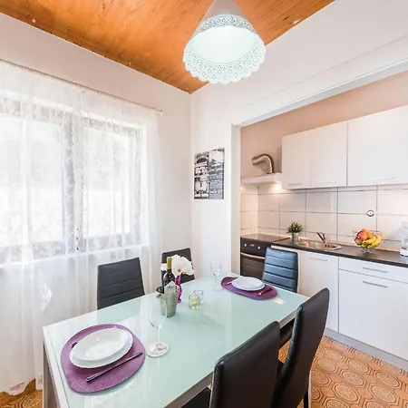 Hope St - Two Bedroom With Balcony Apartment