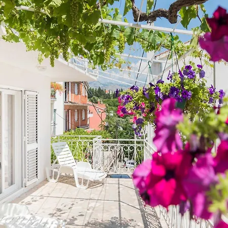 Hope St - Two Bedroom With Balcony Apartment Split