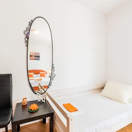 Hope St - Two Bedroom With Balcony * Split