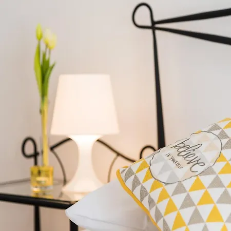 Apartment Hope St - Two Bedroom With Balcony *