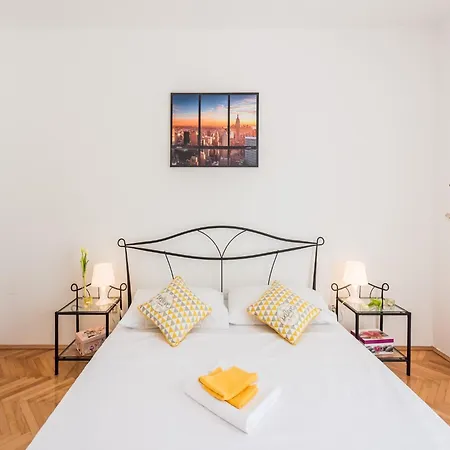 Hope St - Two Bedroom With Balcony