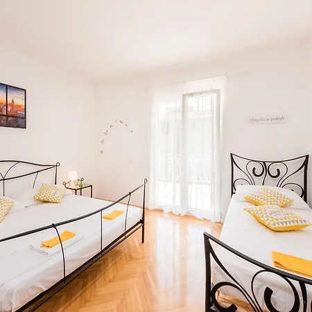 Hope St - Two Bedroom With Balcony *