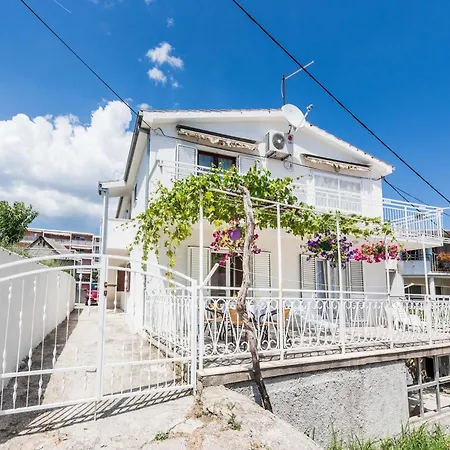 Hope St - Two Bedroom With Balcony Split